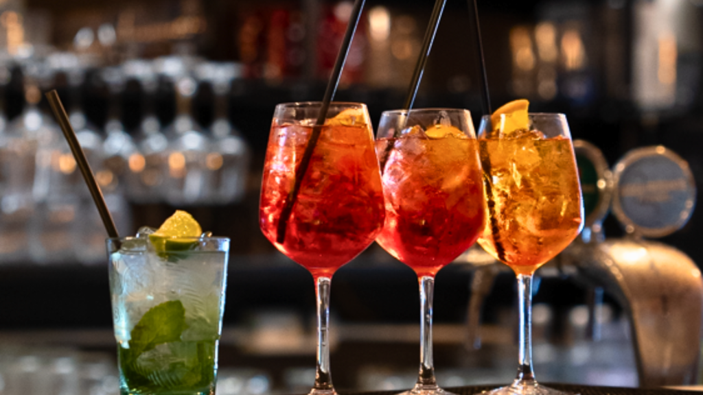 Cocktail variopinti preparati dai barman di acQuachiara