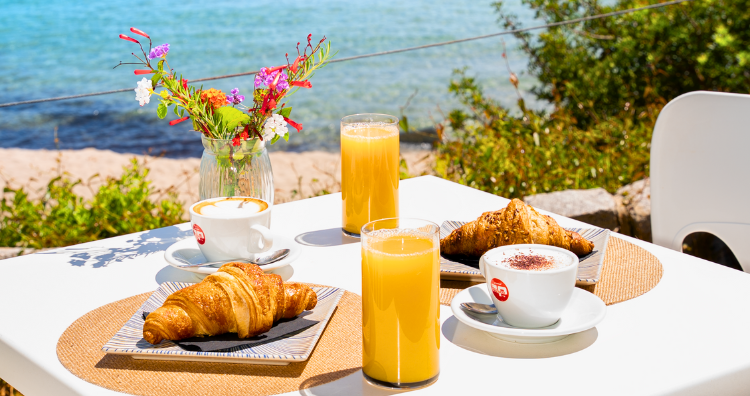 Colazione vista mare da acQuachiara Porto Frailis 2025 con Torta Raggio di Sole