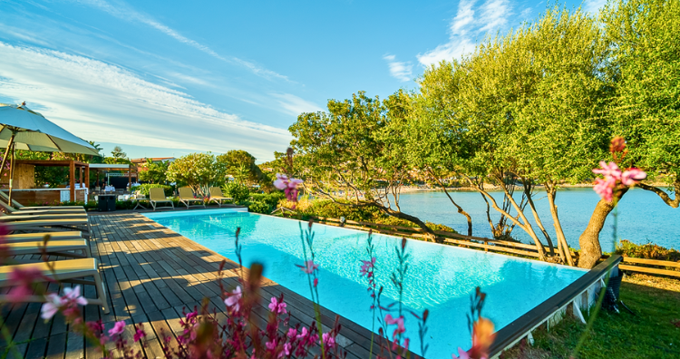 Piscina infinity e area lounge di acQuachiara Porto Frailis 2025
