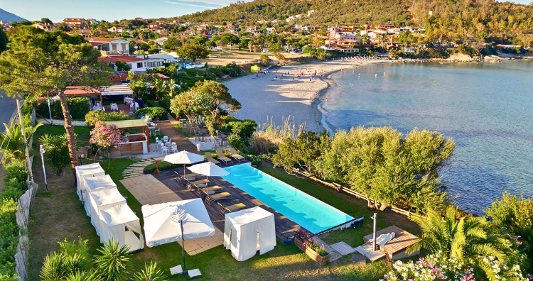 acQuachiara Porto Frailis 2025 vista panoramica su baia e piscina in Ogliastra