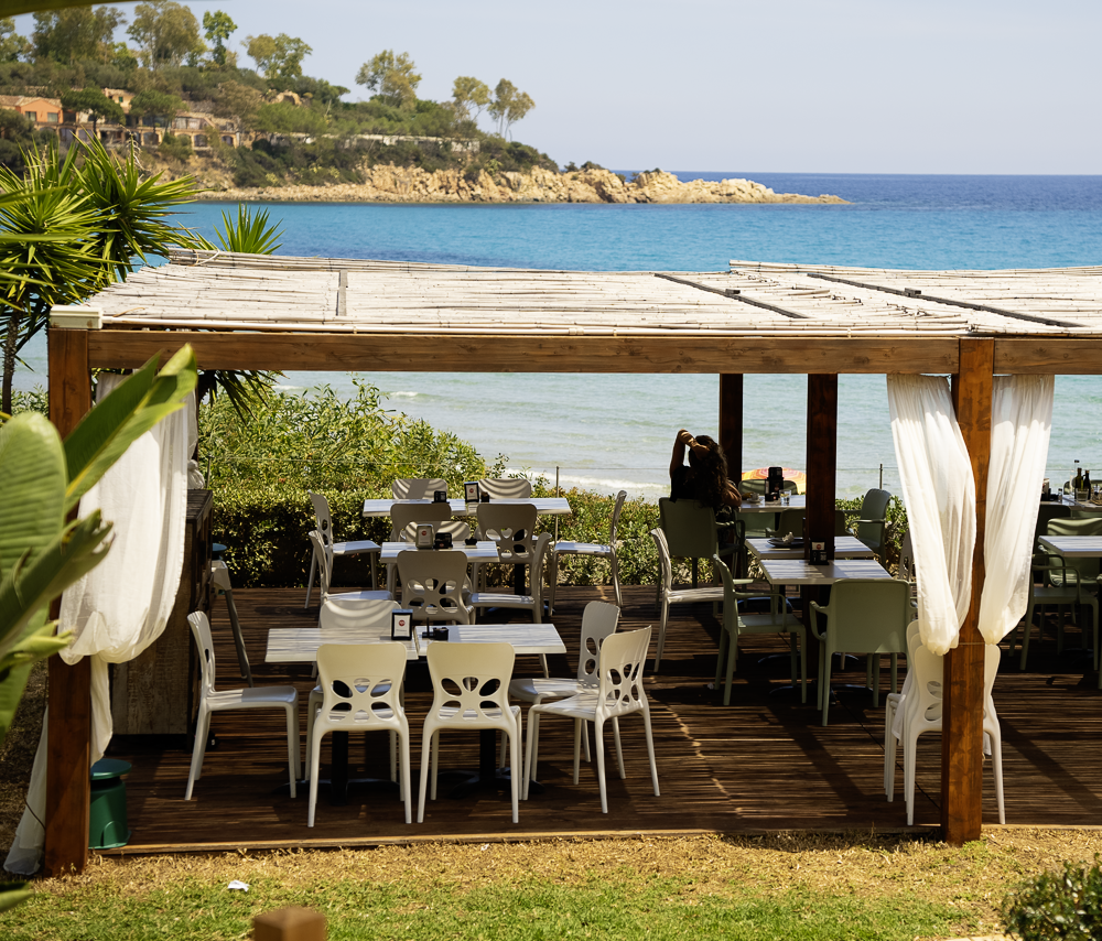 Terrazza panoramica sul mare di Porto Frailis allestita per pranzi e cene fronte mare ad acQuachiara