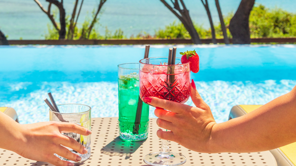 aperitivo-domenica-sera-tortoli-piscina-vista-mare-cocktail