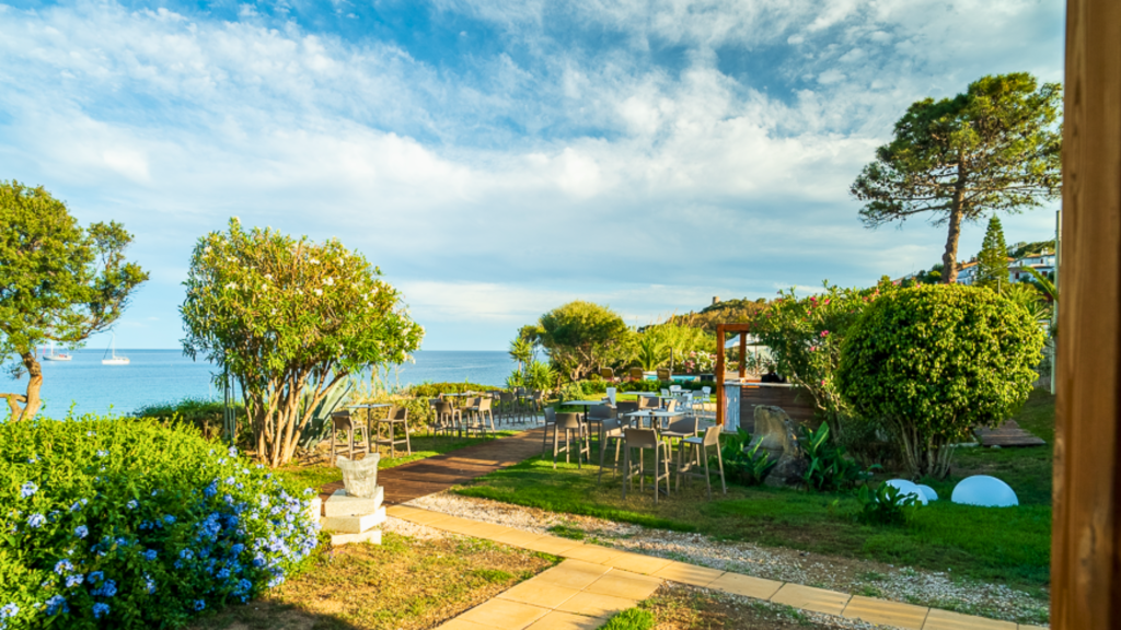 AcQuachiara cocktail bar fronte mare Sardegna terrazza tramonto Porto Frailis