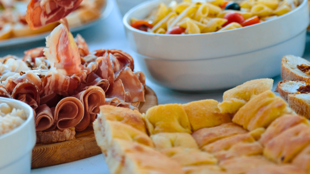 Aperitivo buffet formaggi sardi salumi cocktail bar fronte mare AcQuachiara