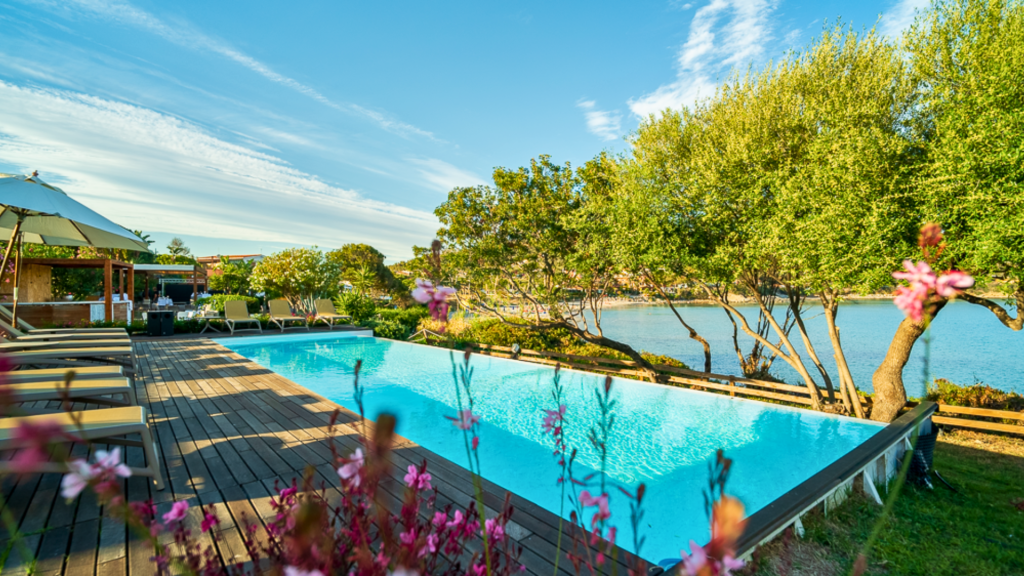 Beach club piscina infinity vista mare spiaggia Porto Frailis AcQuachiara Sardegna