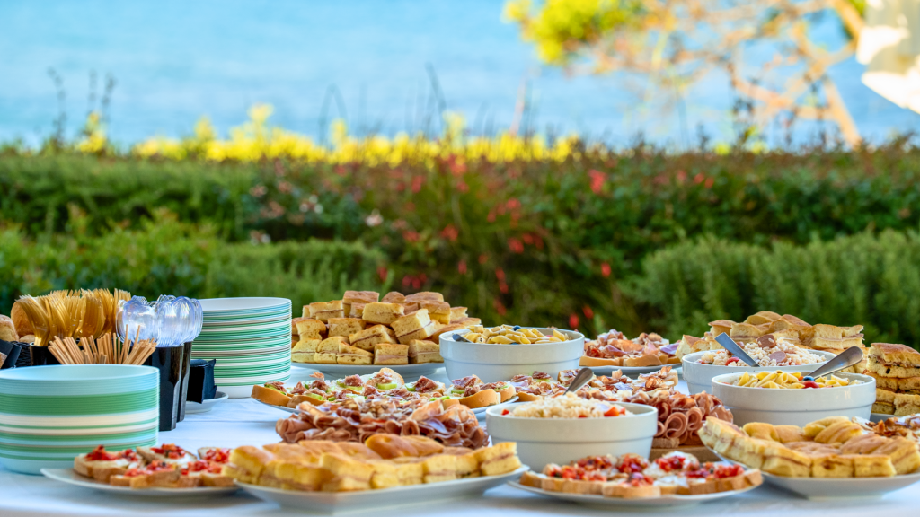Cocktail d'autore e buffet gourmet happy hour acQuachiara Porto Frailis Sardegna