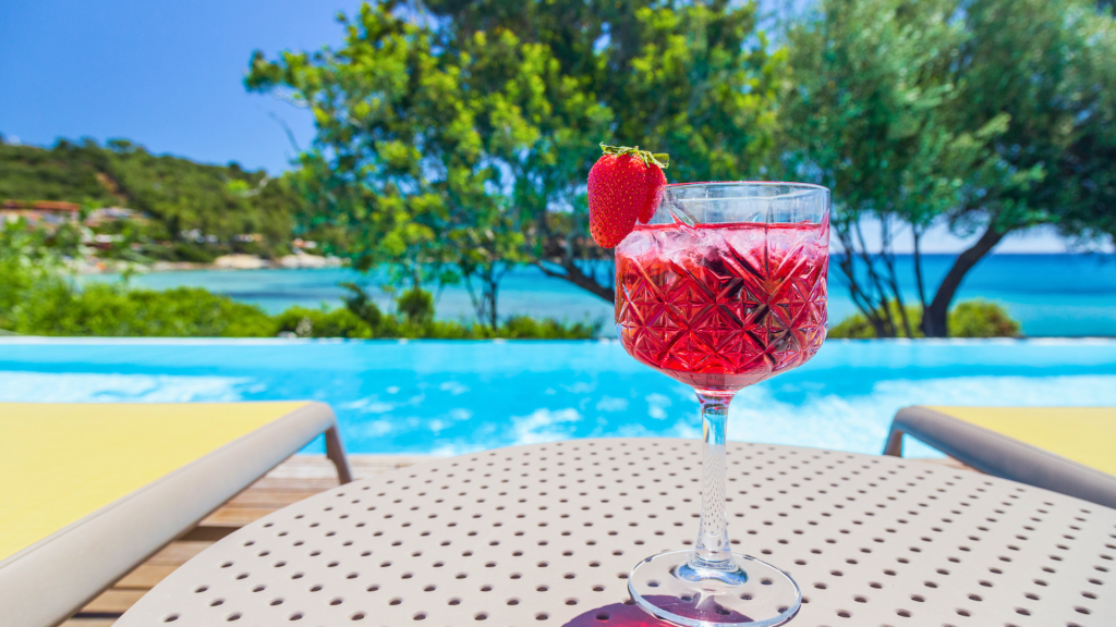 Cocktail signature con ingredienti sardi gin mirto AcQuachiara lounge bar vista mare