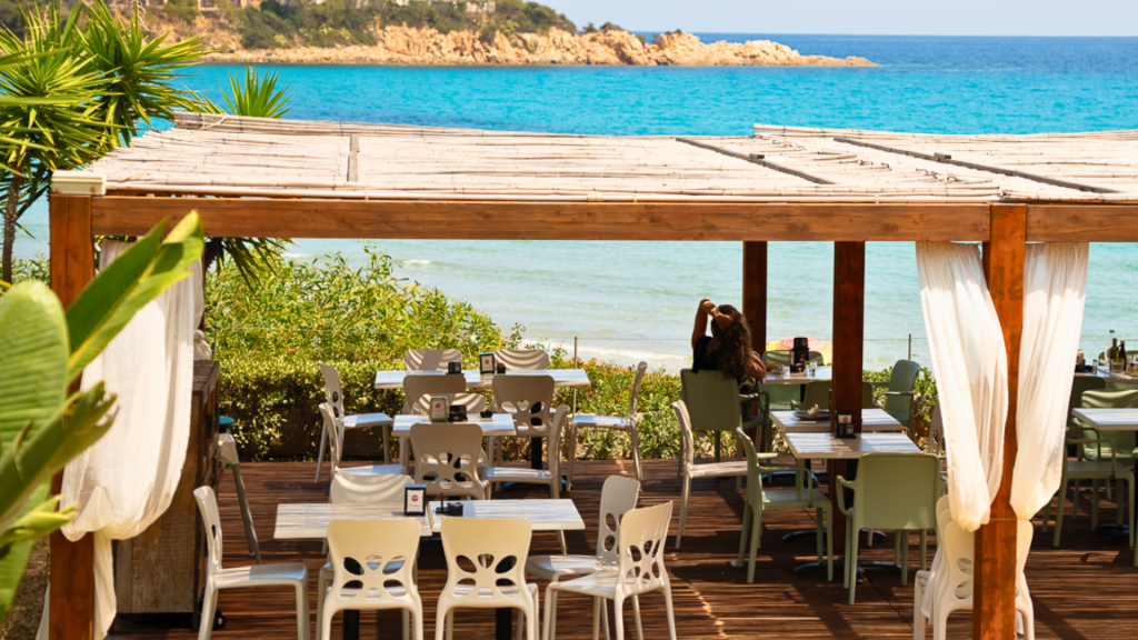 Lounge bar terrazza panoramica divanetti vista mare AcQuachiara riva al mare Sardegna