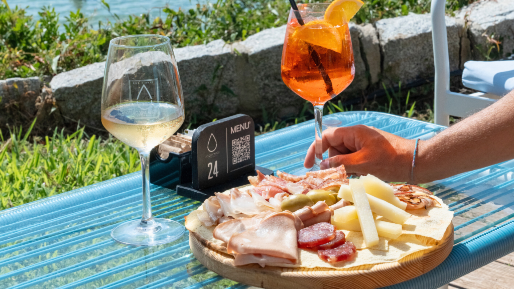 Antipasti gourmet per aperitivo romantico con vista mare a Tortolì