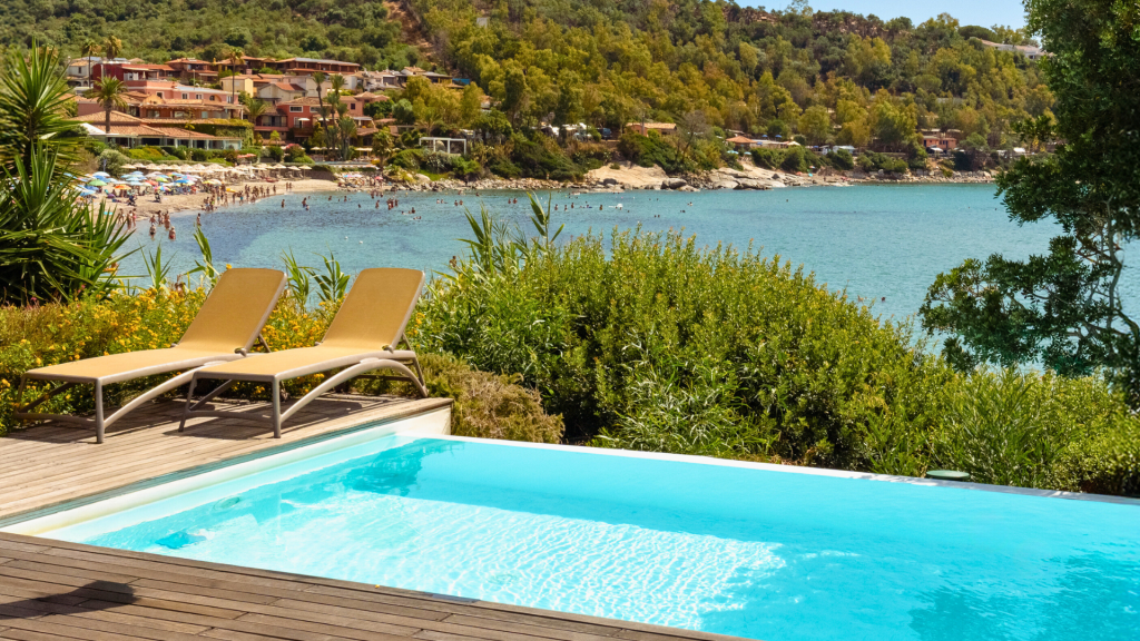 Piscina esclusiva acQuachiara Porto Frailis con vista mare per giornata romantica completa